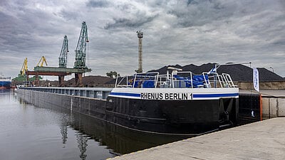 Rhenus christens innovative barge “Rhenus Berlin I” at Bulk Cargo Terminal in Szczecin – Milestone for ENERCON’s multimodal wind energy logistics Rhenus christens innovative barge “Rhenus Berlin I” at Bulk Cargo Terminal in Szczecin – Milestone for ENERCON’s multimodal wind energy logistics
