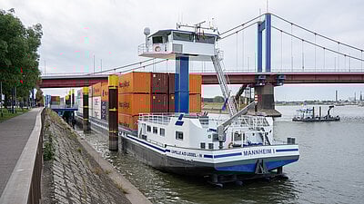 Christening of the hybrid barge Mannheim I+II: Rhenus and Contargo present pioneering pro-pulsion technology and remote steering for inland waterway transport  he Mannheim I+II hybrid push barge combination at the quay in the port of Duisburg,
